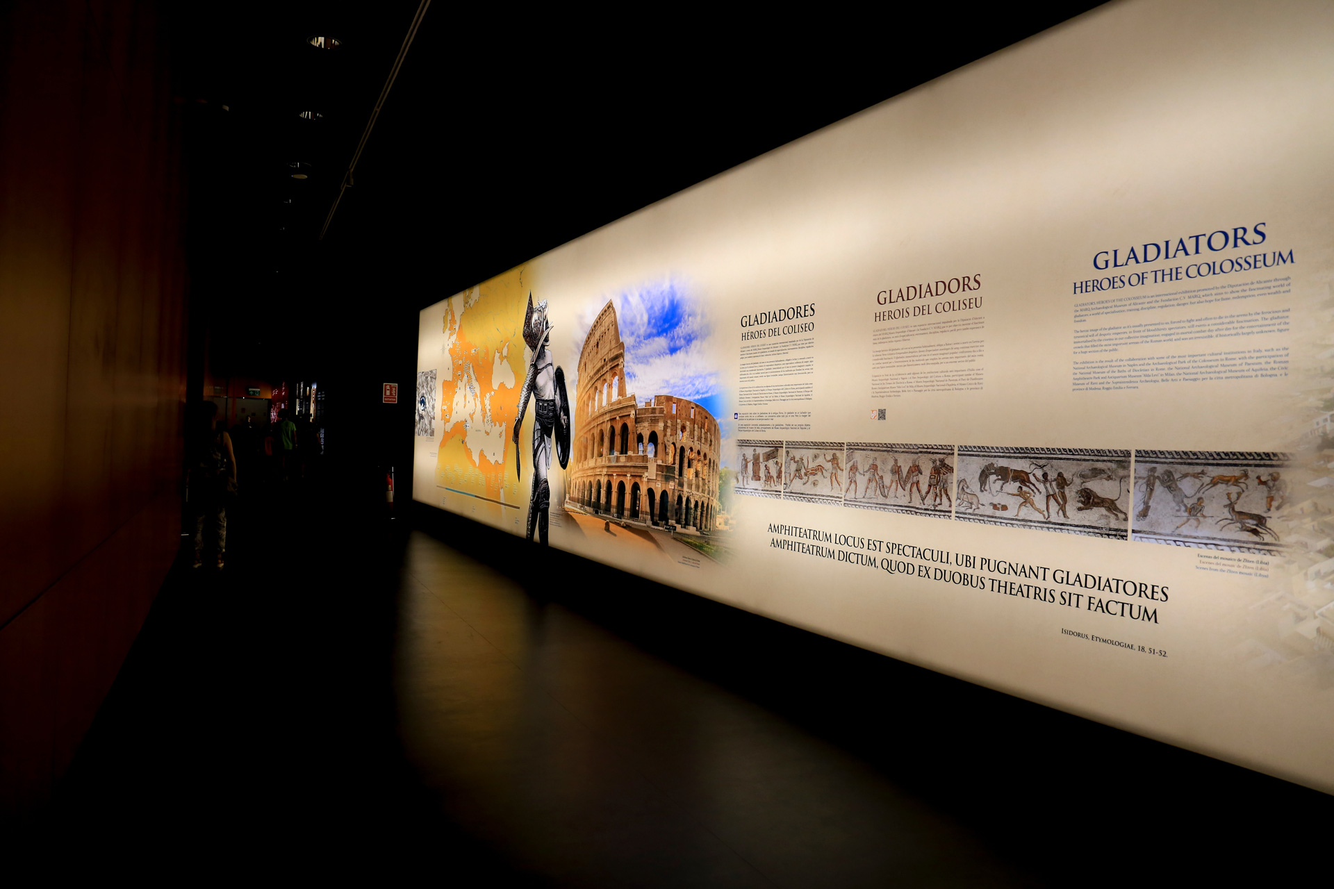 Pasillo del Museo Arqueologico de Alicante ( MARQ ) en la exposición Gladiadores